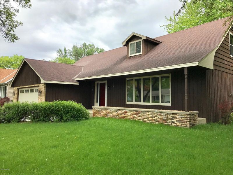 1107 16 St SW, Willmar, MN 56201