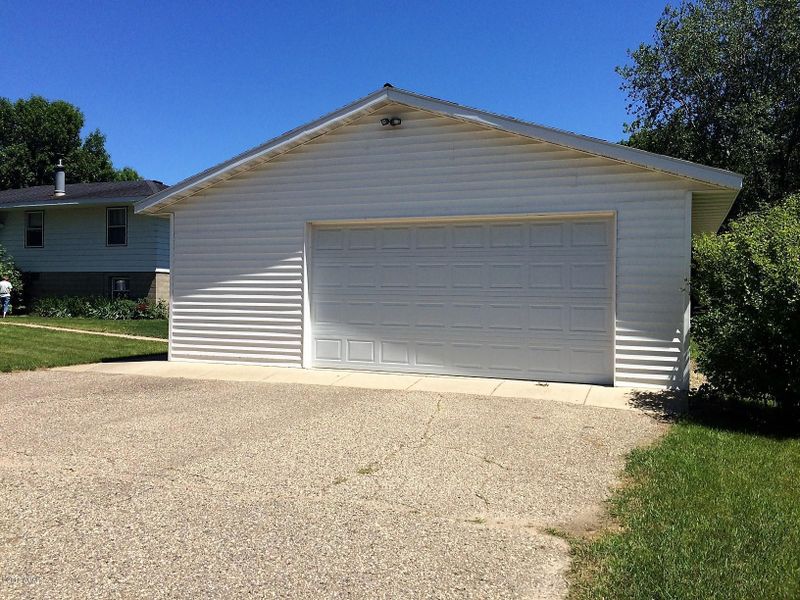 2117 20 Ave SW, Willmar, MN 56201