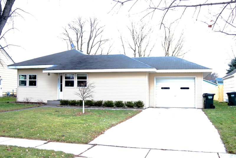 421 S 10th St, Bird Island, MN 55310