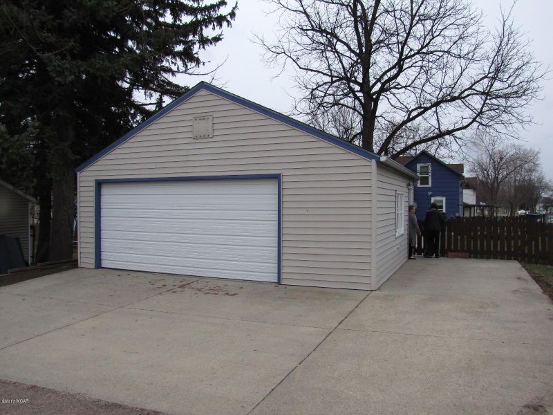 607 N Cedar St, Luverne, MN 56156