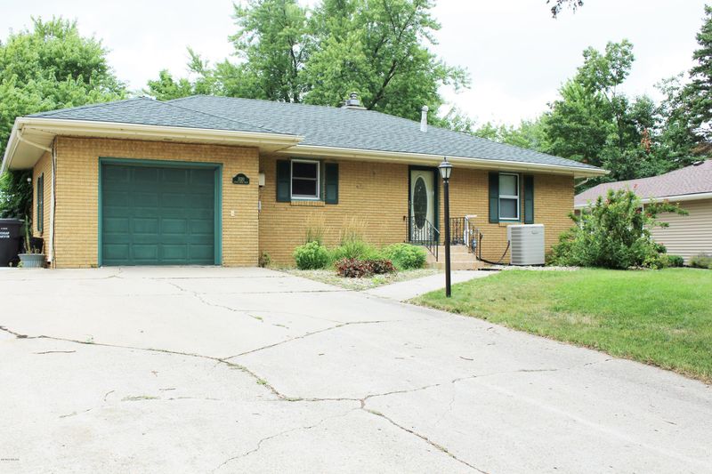 1520 S Shore Dr, Worthington, MN 56187