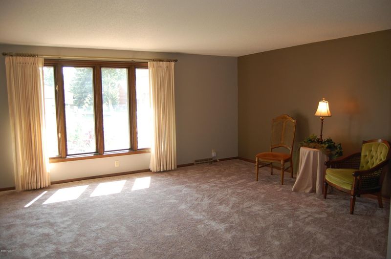 1340 Maplewood Dr, Worthington, MN 56187