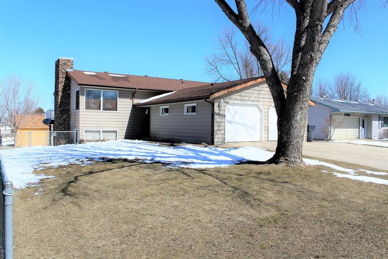 1512 Eckerson Dr, Worthington, MN 56187