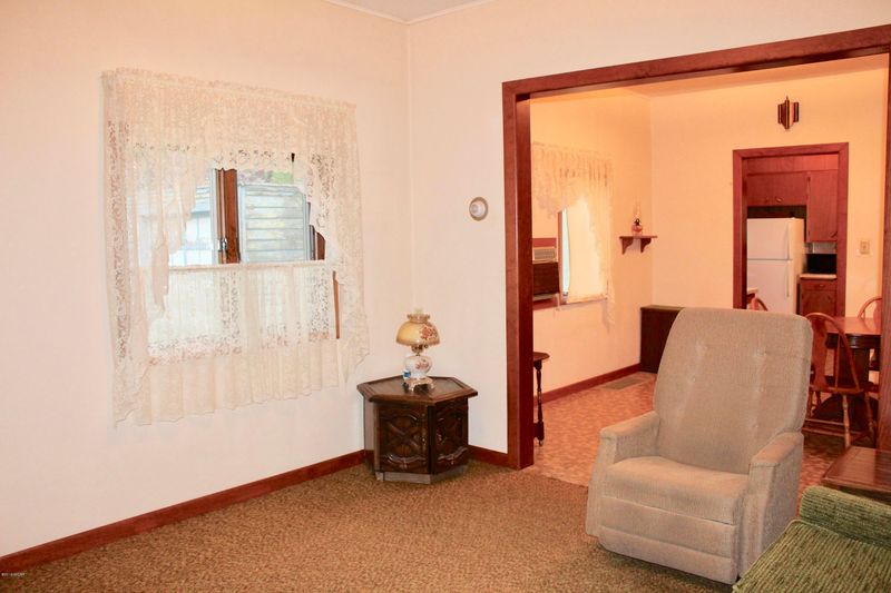 307 W 5th Ave, Lakefield, MN 56150
