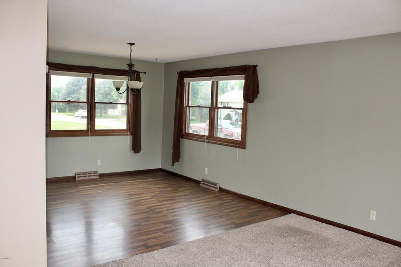 308 Colonial Ave, Lakefield, MN 56150