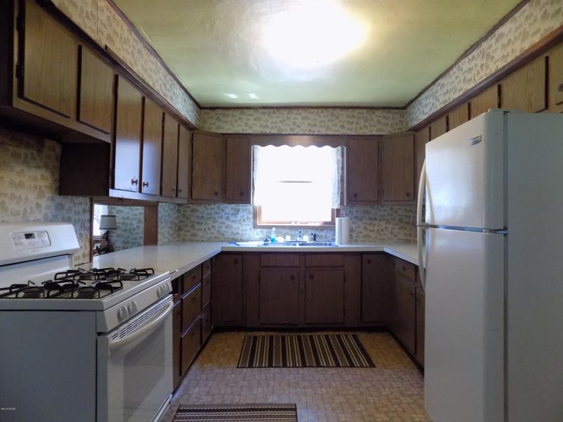 332 1st St SW, Granada, MN 56039