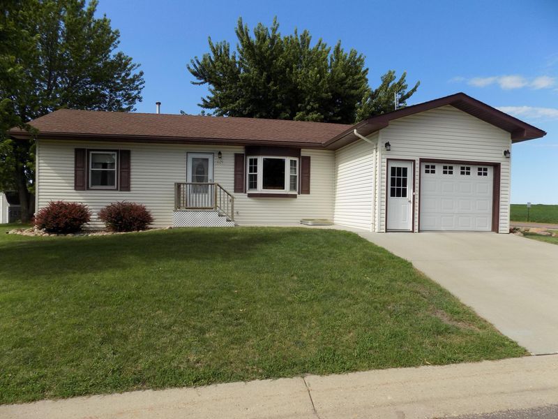 1029 Upper Valley Dr, Blue Earth, MN 56013