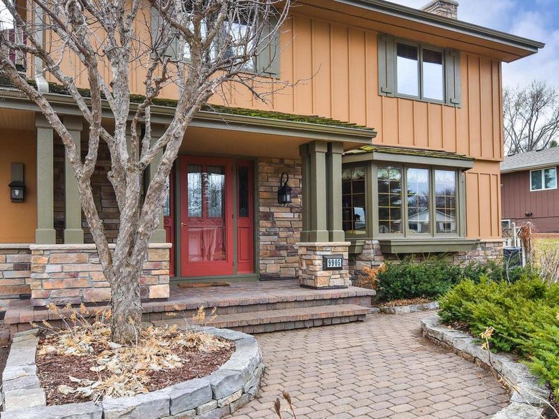 9905 41st Ave N, Plymouth, MN 55441