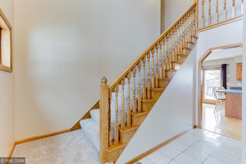 2990 Carey Heights Dr, Maplewood, MN 55109