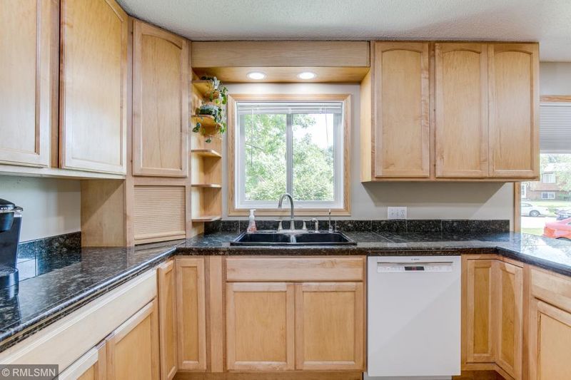 2414 Friendship Ln, Burnsville, MN 55337