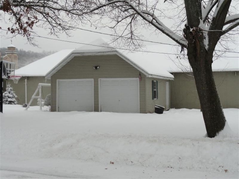 407 W 8th Ave, Durand, WI 54736