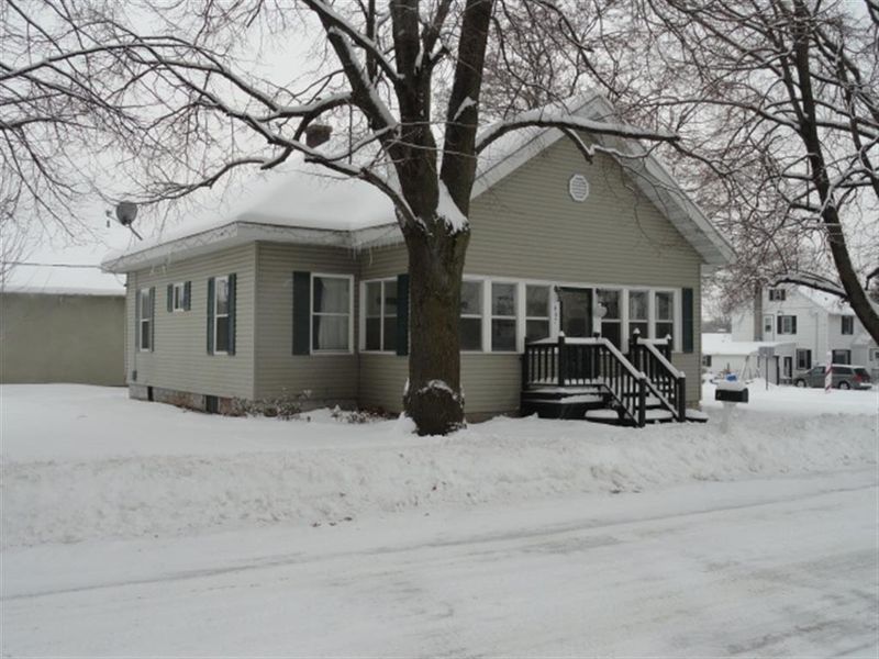 407 W 8th Ave, Durand, WI 54736