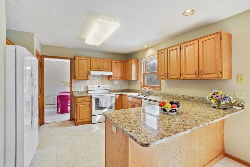 18657 Schroeder Pl, Eden Prairie, MN 55346