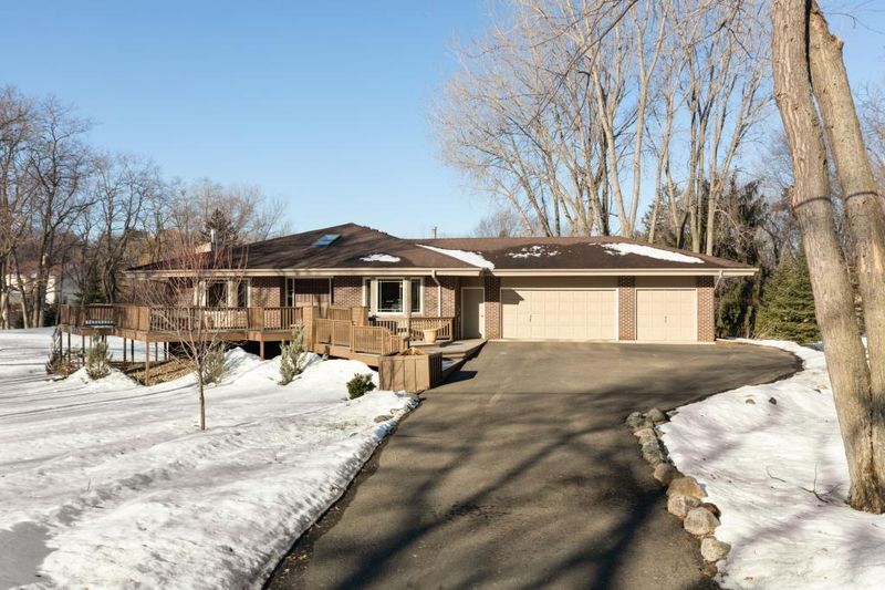 5 Evergreen Rd, North Oaks, MN 55127