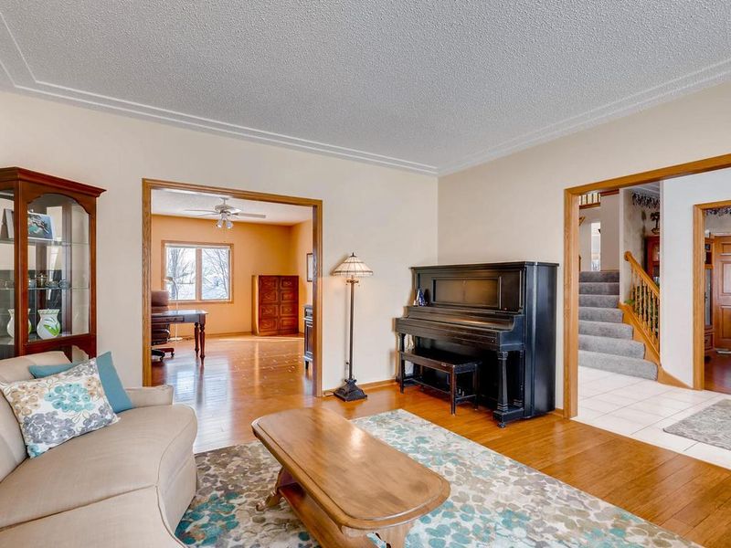 9045 Cambridge Rd, Woodbury, MN 55125