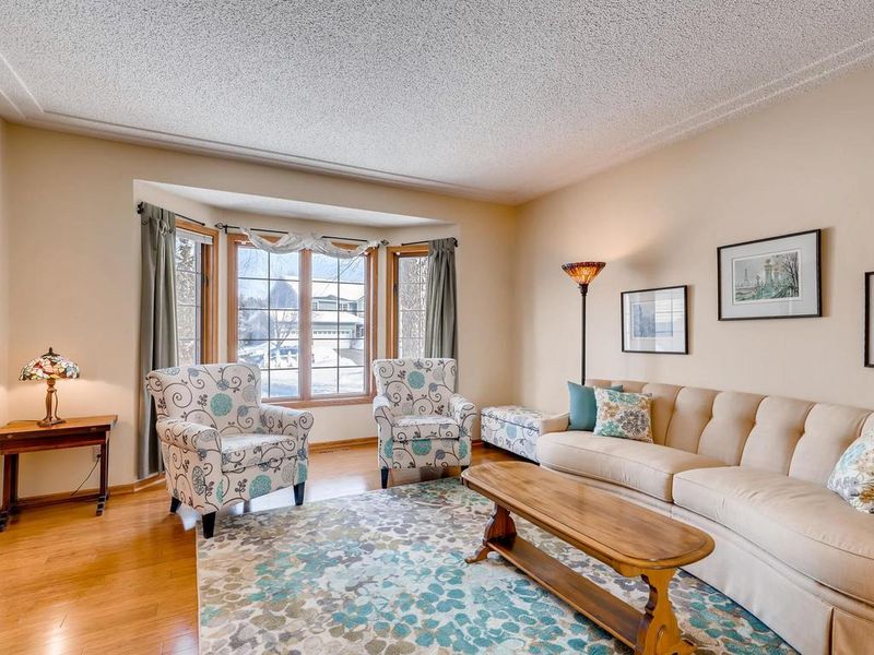 9045 Cambridge Rd, Woodbury, MN 55125