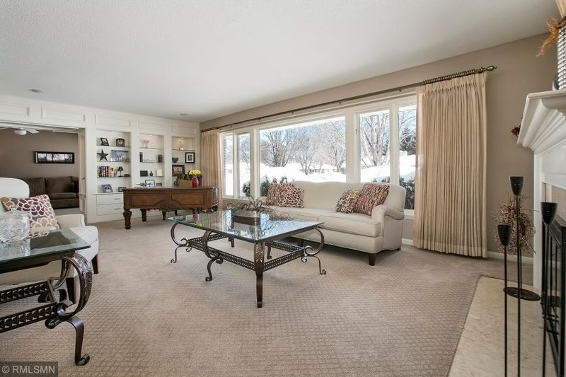 418 Hollyhock Ln, Hopkins, MN 55343