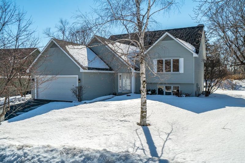 89 Castle Ridge Ct, Chanhassen, MN 55317
