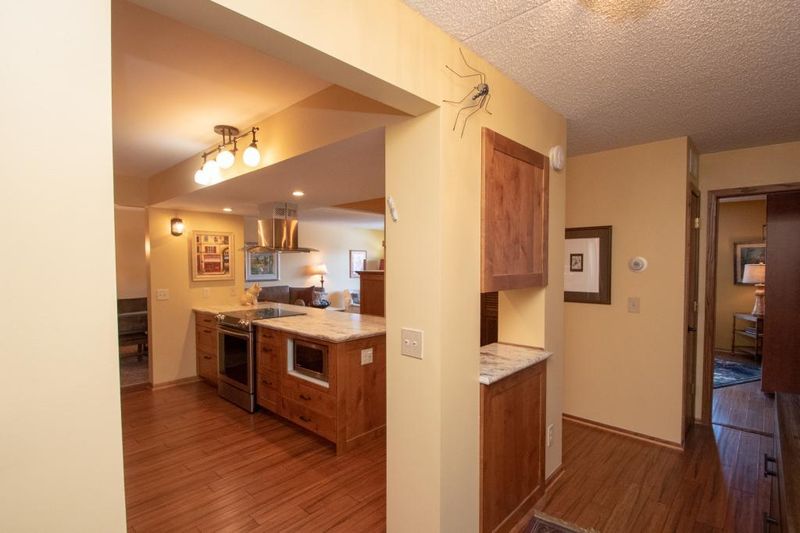2445 Londin Ln E #408, Maplewood, MN 55119