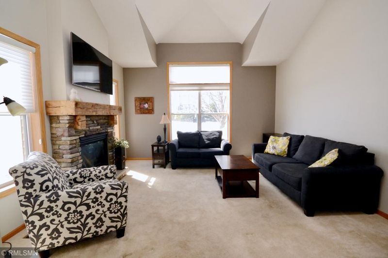 440 Hickory Ln N, Oakdale, MN 55128