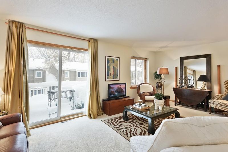 342 Pondridge Cir, Wayzata, MN 55391