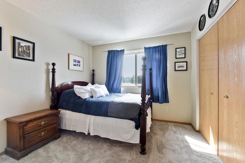 9105 Scarlet Globe Dr, Eden Prairie, MN 55347
