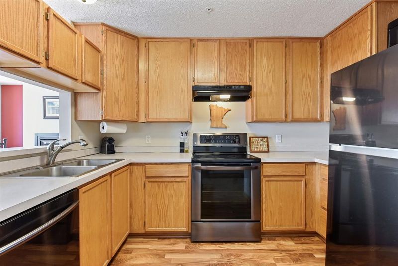 9105 Scarlet Globe Dr, Eden Prairie, MN 55347