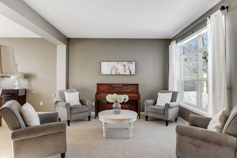 718 Oak Ct, Victoria, MN 55386