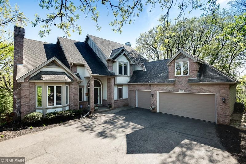 808 Promontory Pl, Eagan, MN 55123