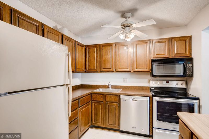 9600 Lonsdale Cir, Minnetonka, MN 55305
