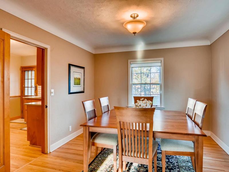 1233 Edgcumbe Rd, Saint Paul, MN 55105