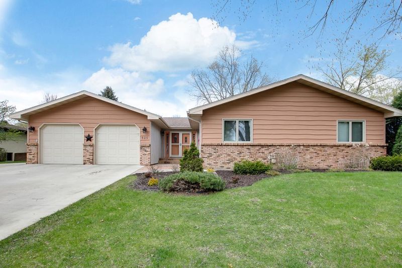 625 Crestview Ln, Owatonna, MN 55060