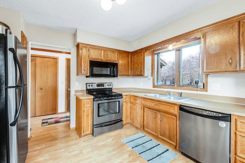 1138 Parkview Ln, Eagan, MN 55123