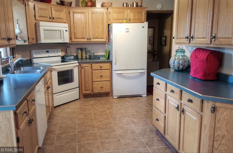 565 River Dr SW, Milaca, MN 56353