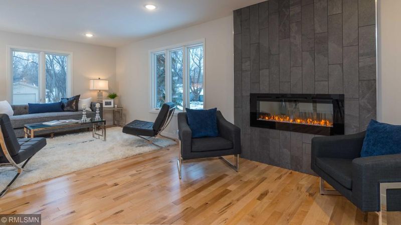 10101 Lakeview Dr W, Minnetonka, MN 55305
