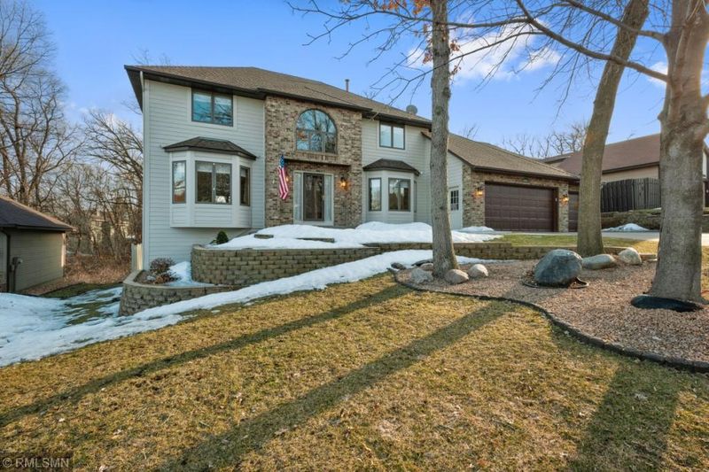 2260 James St, Eagan, MN 55122