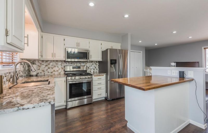 13700 Glenhurst Ln, Savage, MN 55378