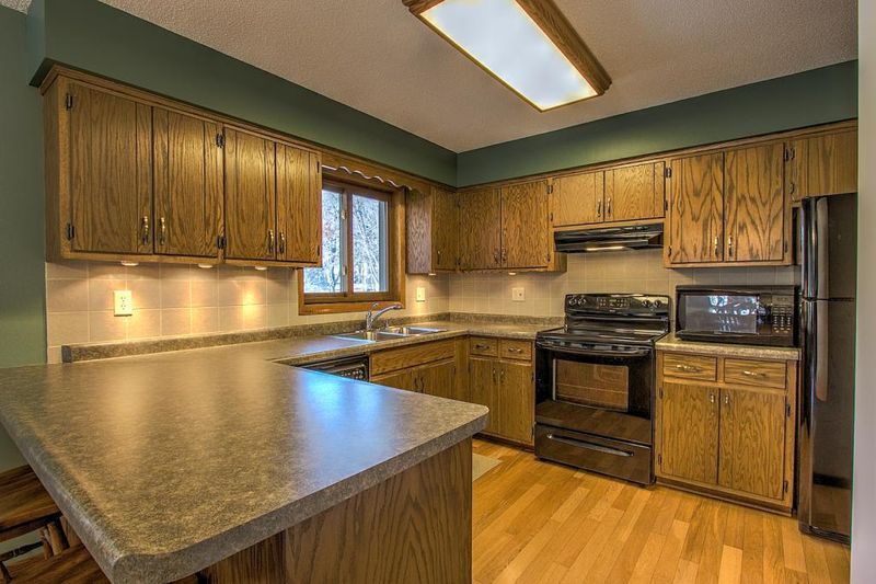 2715 Laurel St S, Cambridge, MN 55008