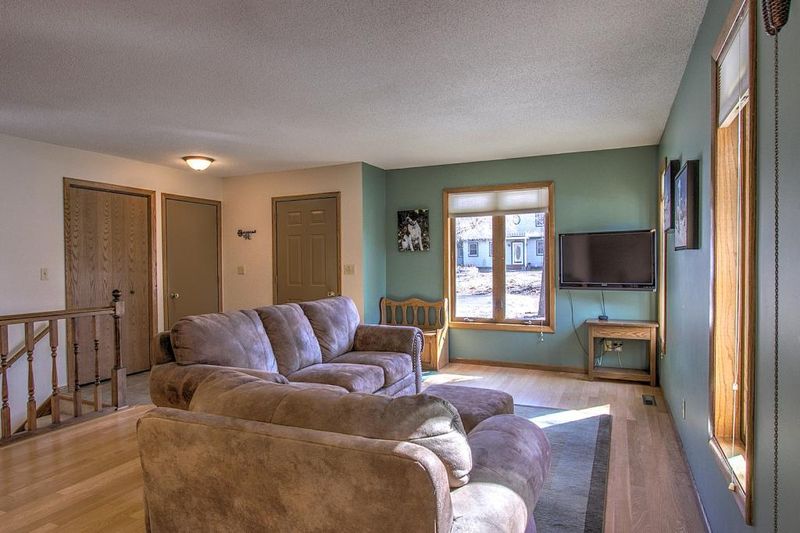 2715 Laurel St S, Cambridge, MN 55008