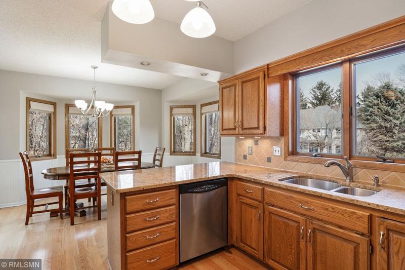 4633 Parkcliff Dr, Eagan, MN 55123