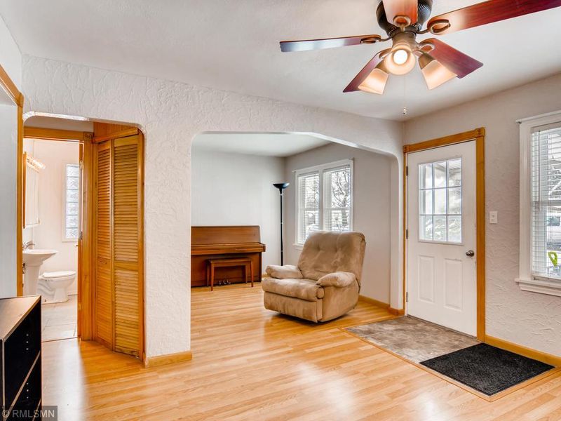 618 Price Ave, Maplewood, MN 55117