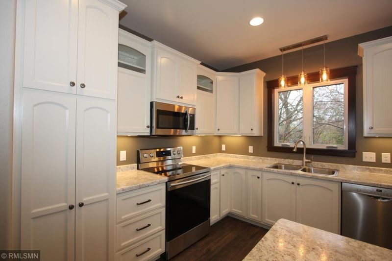 1194 Skyview Dr, Altoona, WI 54720