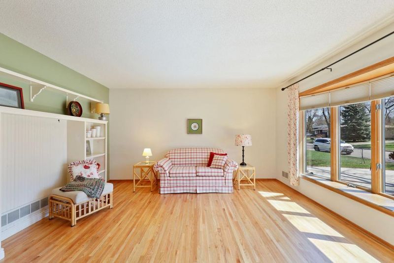 2077 Quartz Ln, Eagan, MN 55122