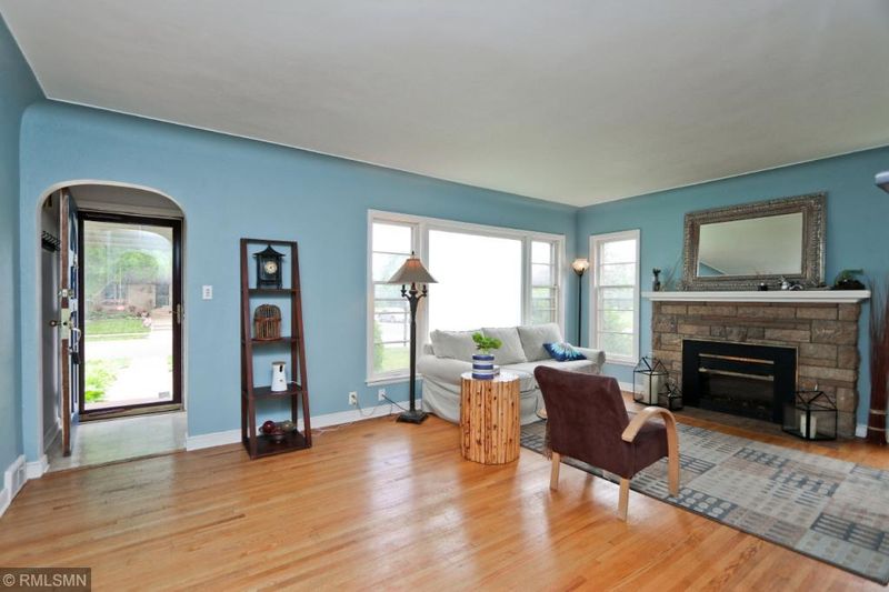 814 Montana Ave E, Saint Paul, MN 55106