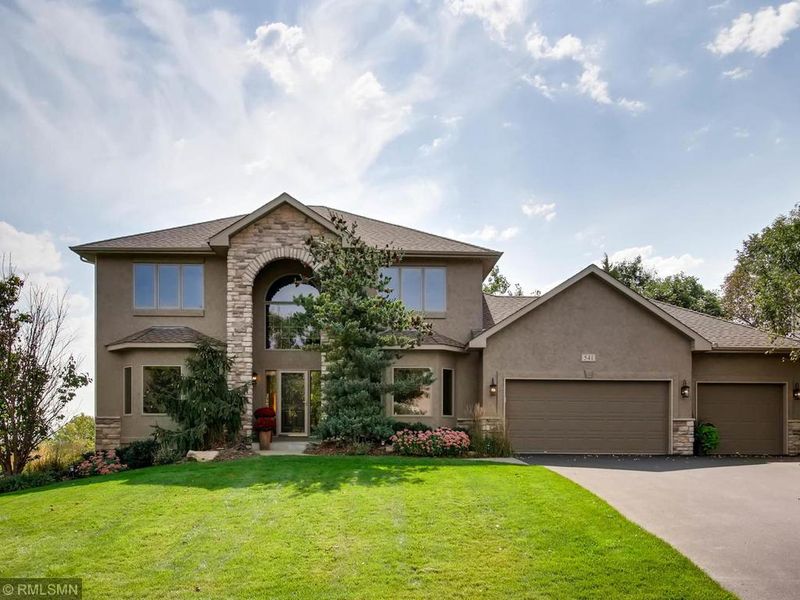 541 Cascade Dr, Chaska, MN 55318