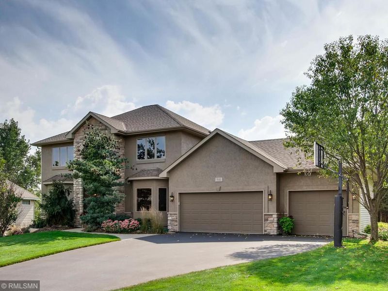 541 Cascade Dr, Chaska, MN 55318