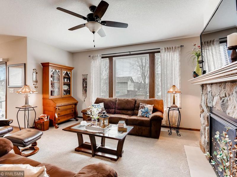 1289 Parkview Ct, Shakopee, MN 55379