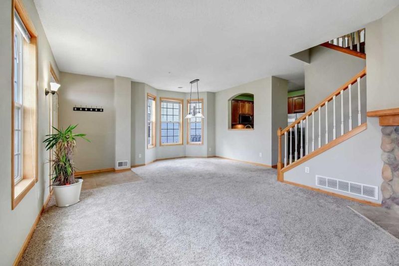 2082 Clover Ridge Dr, Chaska, MN 55318