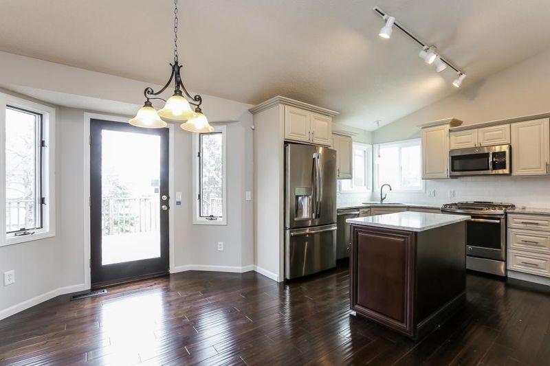 1013 Stewarton Dr, Woodbury, MN 55125