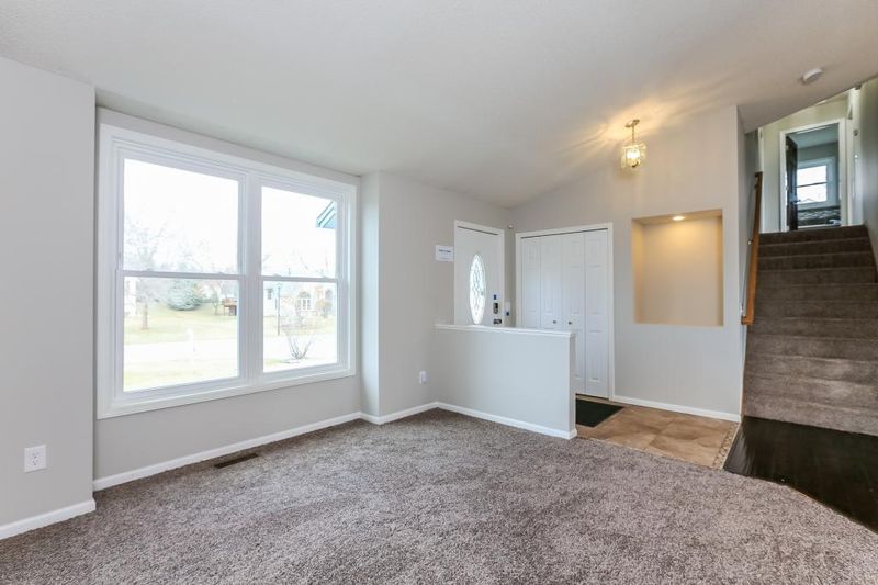 1013 Stewarton Dr, Woodbury, MN 55125